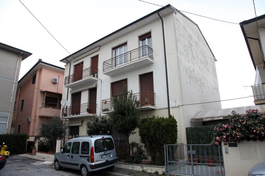 شقة A Casa Di Simone A فياريجيو المظهر الخارجي الصورة